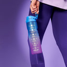 Bidon z miarką motywacyjną Ion8 Motivator 1L Blue/PInk Gradient– z miarką, otwierany jednym kliknięciem, szczelny i bez BPA.