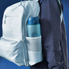 Bidon z miarką motywacyjną Ion8 Motivator 1L Gradient  Deep Teal / Sonic Blue – z miarką, otwierany jednym kliknięciem, szczelny i bez BPA.