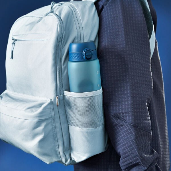 Bidon z miarką motywacyjną Ion8 Motivator 1L Gradient  Deep Teal / Sonic Blue – z miarką, otwierany jednym kliknięciem, szczelny i bez BPA.