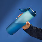 Bidon z miarką motywacyjną Ion8 Motivator 1L Gradient  Deep Teal / Sonic Blue – z miarką, otwierany jednym kliknięciem, szczelny i bez BPA.