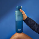 Bidon z miarką motywacyjną Ion8 Motivator 1L Gradient  Deep Teal / Sonic Blue – z miarką, otwierany jednym kliknięciem, szczelny i bez BPA.