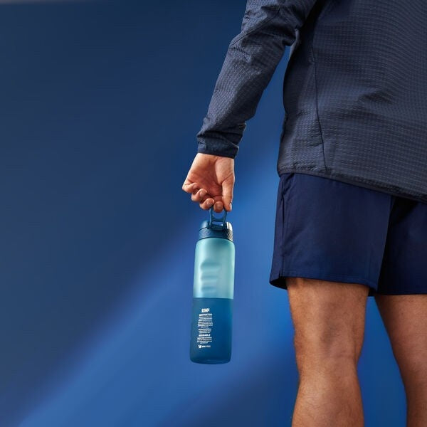 Bidon z miarką motywacyjną Ion8 Motivator 1L Gradient  Deep Teal / Sonic Blue – z miarką, otwierany jednym kliknięciem, szczelny i bez BPA.