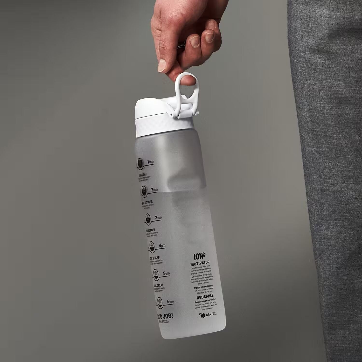 Bidon z miarką motywacyjną Ion8 Motivator Ice 1L – z miarką, otwierany jednym kliknięciem, szczelny i bez BPA.