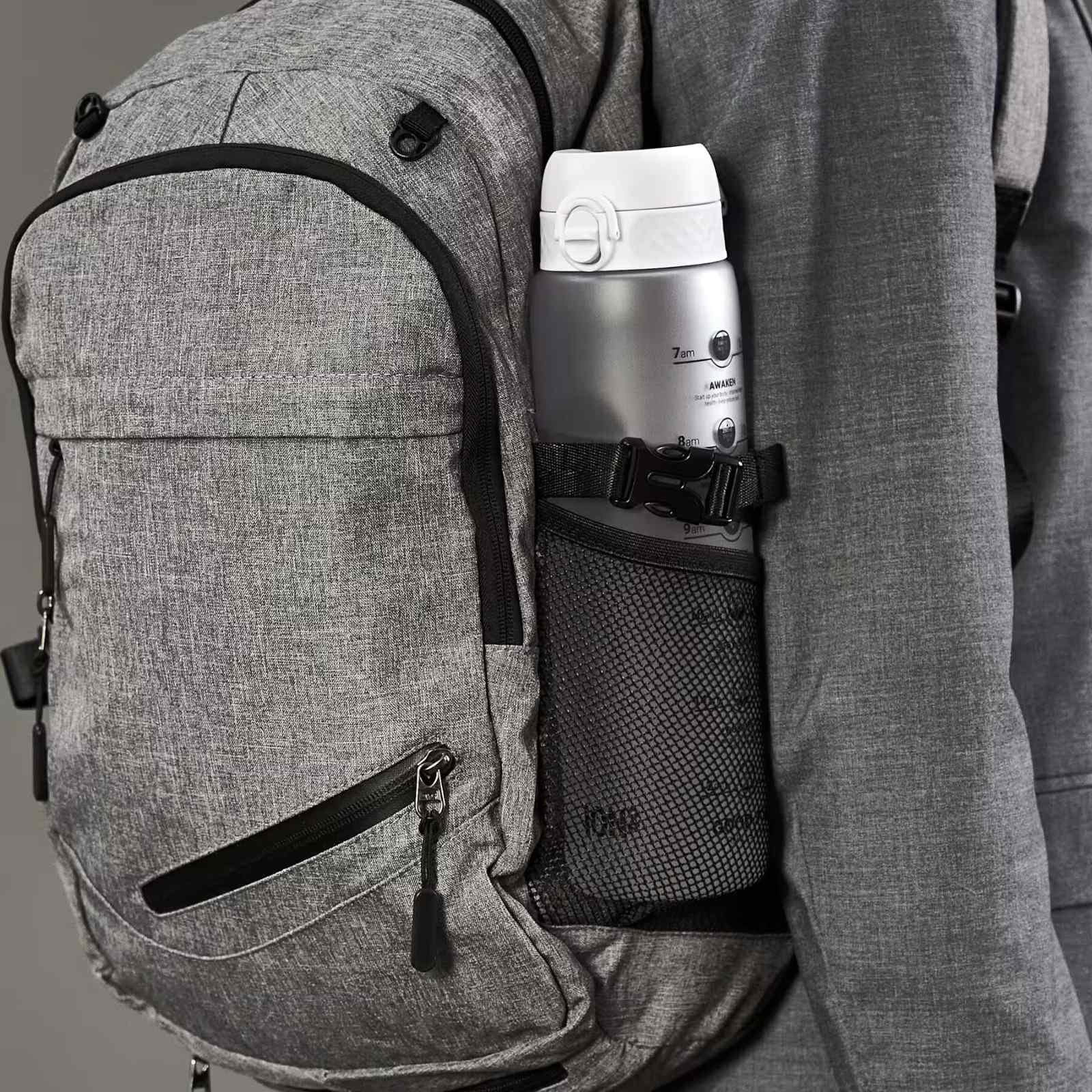 Bidon z miarką motywacyjną Ion8 Motivator Ice 1L – z miarką, otwierany jednym kliknięciem, szczelny i bez BPA.