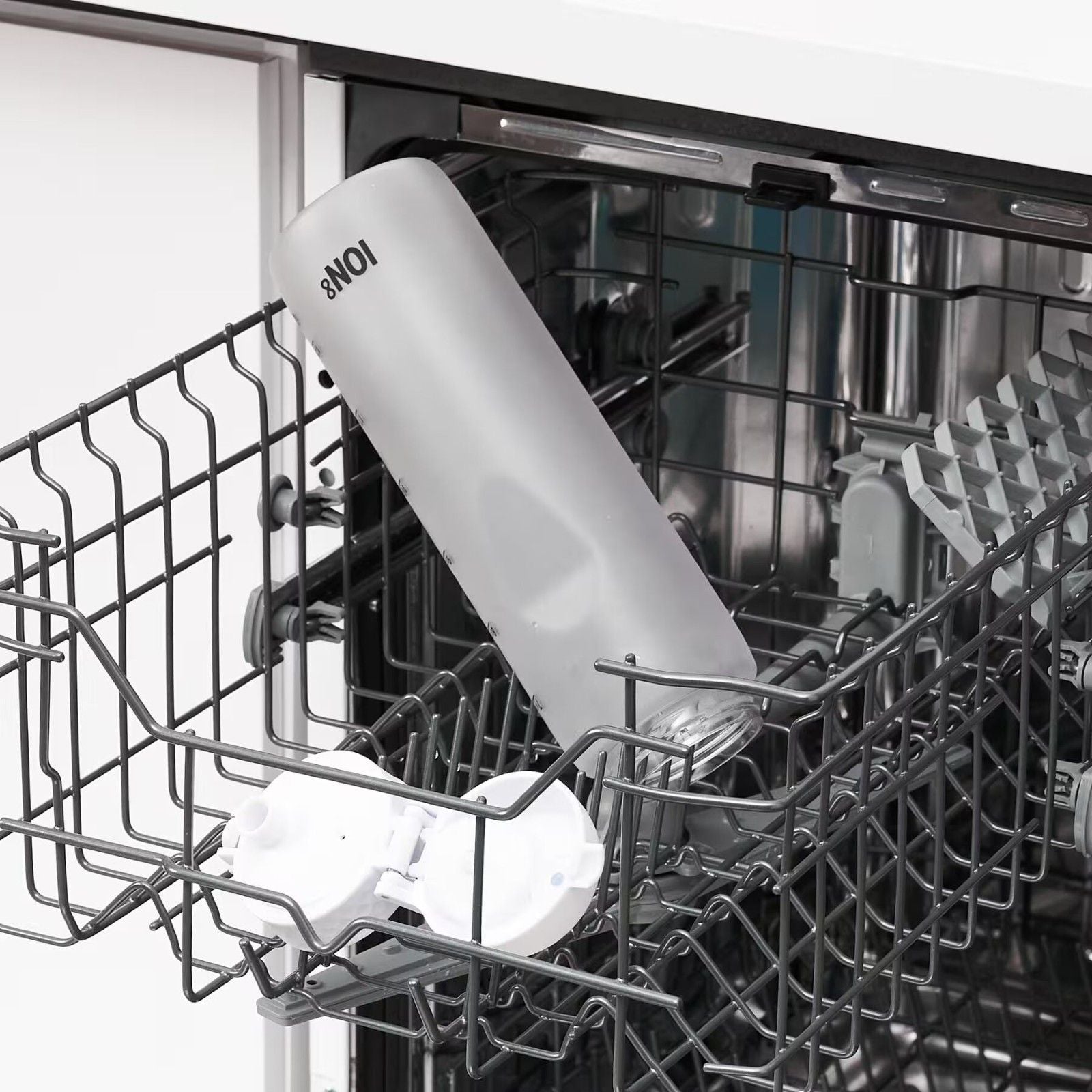 Bidon z miarką motywacyjną Ion8 Motivator Ice 1L – z miarką, otwierany jednym kliknięciem, szczelny i bez BPA.