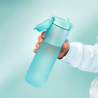 Bidon z miarką motywacyjną Ion8 Motivator Sonic Blue 1L – z miarką, otwierany jednym kliknięciem, szczelny i bez BPA. Kolor: niebieski