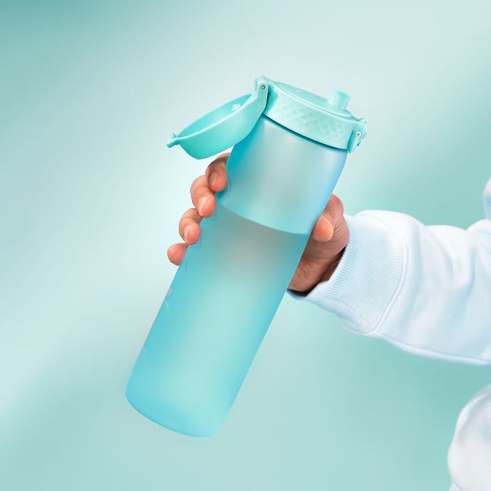 Bidon z miarką motywacyjną Ion8 Motivator Sonic Blue 1L – z miarką, otwierany jednym kliknięciem, szczelny i bez BPA. Kolor: niebieski