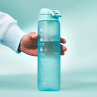 Bidon z miarką motywacyjną Ion8 Motivator Sonic Blue 1L – z miarką, otwierany jednym kliknięciem, szczelny i bez BPA. Kolor: niebieski