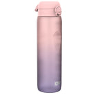 Bidon z miarką motywacyjną Ion8 Motivator 1L Gradient Periwindkle/Rose Quartz– z miarką, otwierany jednym kliknięciem, szczelny i bez BPA.