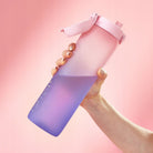 Bidon z miarką motywacyjną Ion8 Motivator 1L Gradient Periwindkle/Rose Quartz– z miarką, otwierany jednym kliknięciem, szczelny i bez BPA.