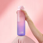Bidon z miarką motywacyjną Ion8 Motivator 1L Gradient Periwindkle/Rose Quartz– z miarką, otwierany jednym kliknięciem, szczelny i bez BPA.