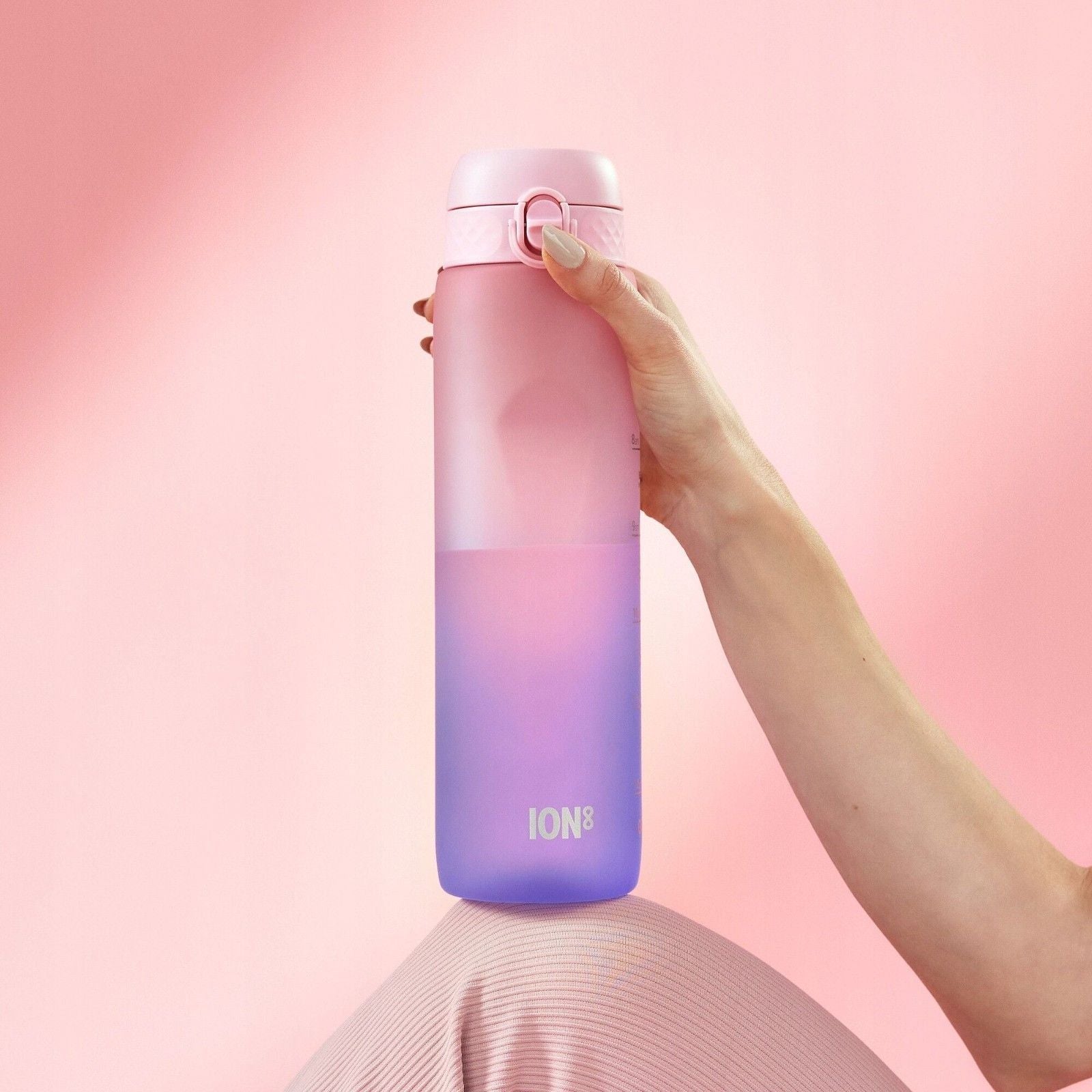 Bidon z miarką motywacyjną Ion8 Motivator 1L Gradient Periwindkle/Rose Quartz– z miarką, otwierany jednym kliknięciem, szczelny i bez BPA.