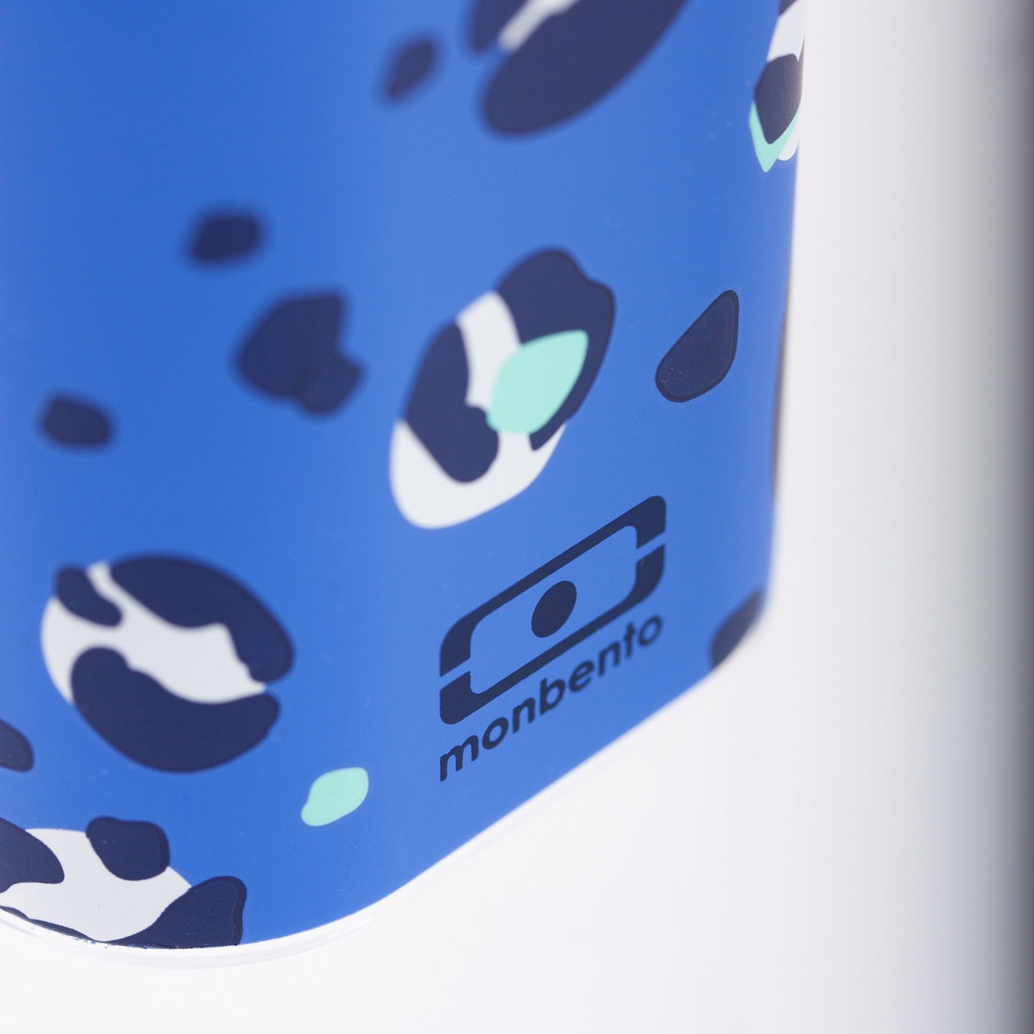 Monbento Positive M – ultralekka butelka 500 ml z tritanu. Trwała, kompaktowa, bez BPA, idealna do torby czy plecaka, wzór: blue leopard