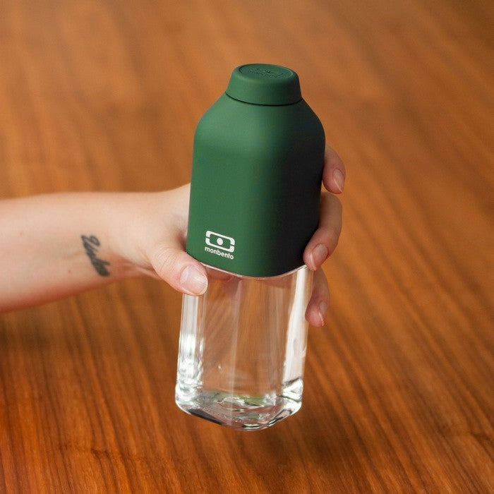 Monbento Positive M – ultralekka butelka 500 ml z tritanu. Trwała, kompaktowa, bez BPA, idealna do torby czy plecaka, wzór: dark green