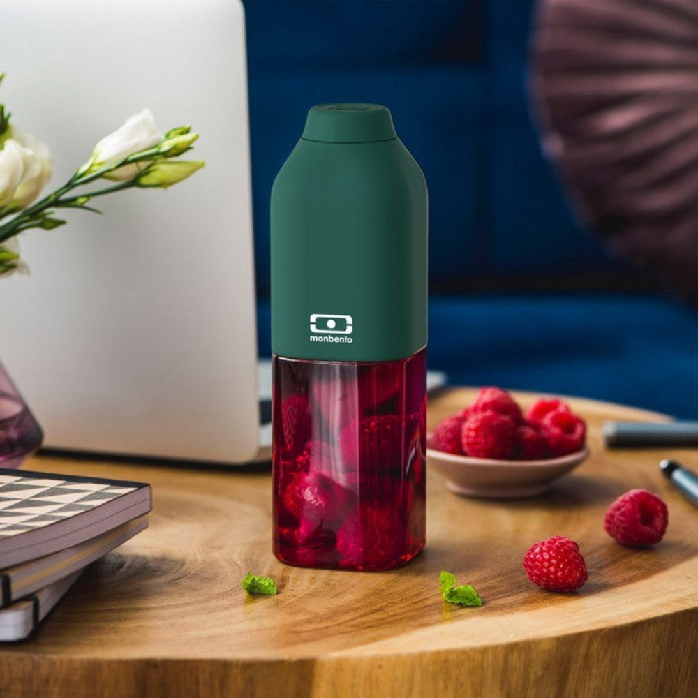 Monbento Positive M – ultralekka butelka 500 ml z tritanu. Trwała, kompaktowa, bez BPA, idealna do torby czy plecaka, wzór: dark green