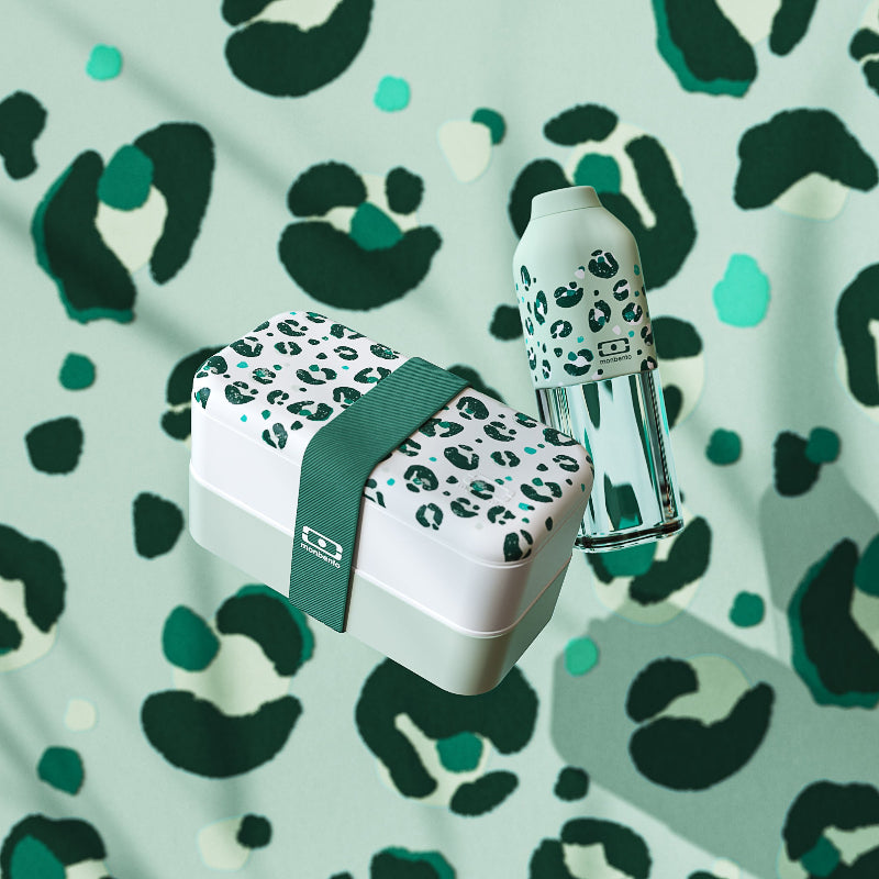Monbento Positive M – ultralekka butelka 500 ml z tritanu. Trwała, kompaktowa, bez BPA, idealna do torby czy plecaka, wzór: green leopard