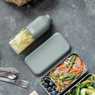 Monbento Positive M – ultralekka butelka 500 ml z tritanu. Trwała, kompaktowa, bez BPA, idealna do torby czy plecaka, wzór: natural green