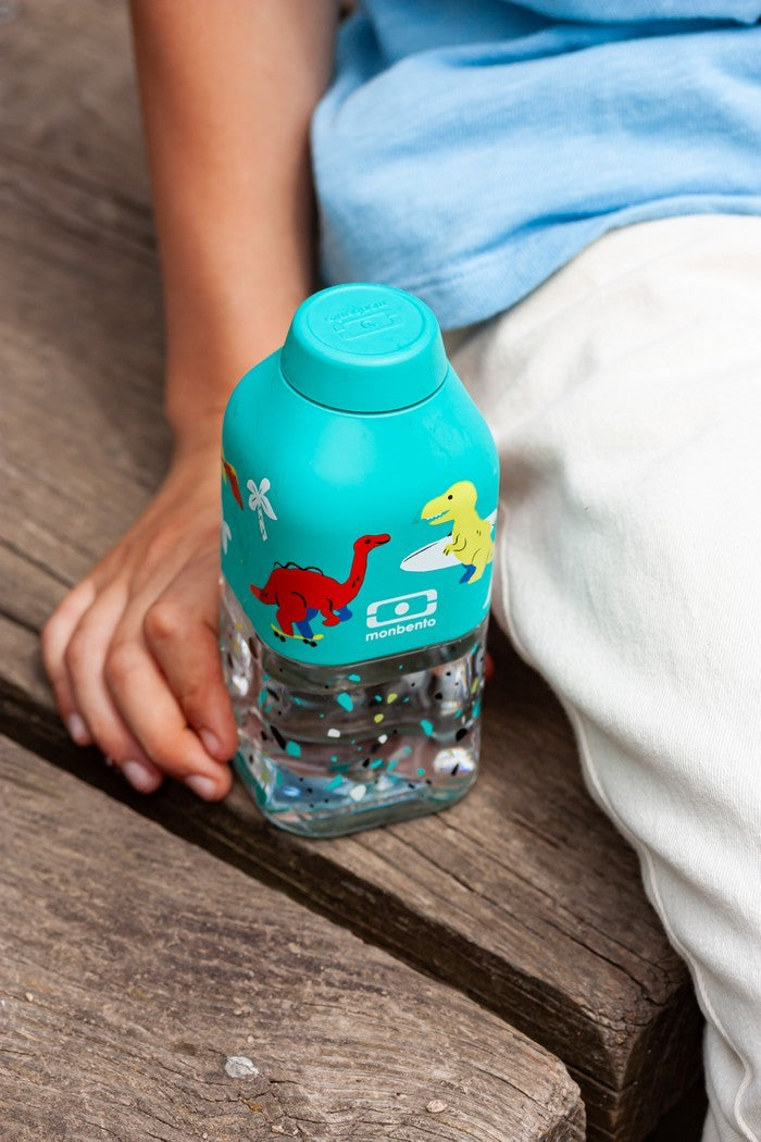 Monbento Positive S Blue Dino – ultralekka butelka 350 ml z tritanu. Trwała, kompaktowa, bez BPA, idealna do torby czy plecaka, wzór: dinozaury