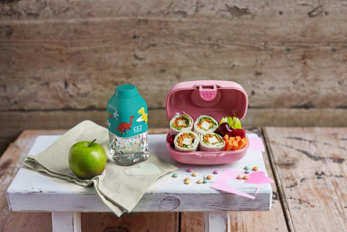 Monbento Positive S Blue Dino – ultralekka butelka 350 ml z tritanu. Trwała, kompaktowa, bez BPA, idealna do torby czy plecaka, wzór: dinozaury