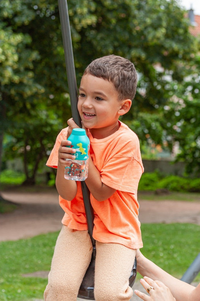 Monbento Positive S Blue Dino – ultralekka butelka 350 ml z tritanu. Trwała, kompaktowa, bez BPA, idealna do torby czy plecaka, wzór: dinozaury