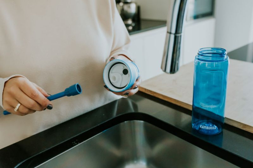 Bidon ze słomką Kambukka Lagoon 750 ml Crisp Blue – tritan, słomka do ostatniej kropli, schowany ustnik, lekka, szczelna, bez BPA, idealna na rower i siłownię, kolor: granatowy