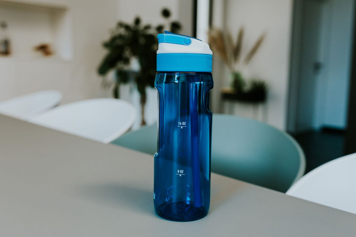 Bidon ze słomką Kambukka Lagoon 750 ml Crisp Blue – tritan, słomka do ostatniej kropli, schowany ustnik, lekka, szczelna, bez BPA, idealna na rower i siłownię, kolor: granatowy