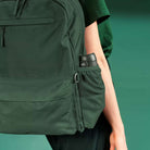 Bidon dla dzieci Ion8 Pod Dark Green 350 ml – szczelny, lekki i otwierany na klik. Kolor: ciemnozielony