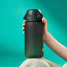 Bidon dla dzieci Ion8 Pod Dark Green 350 ml – szczelny, lekki i otwierany na klik. Kolor: ciemnozielony