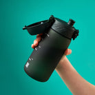 Bidon dla dzieci Ion8 Pod Dark Green 350 ml – szczelny, lekki i otwierany na klik. Kolor: ciemnozielony