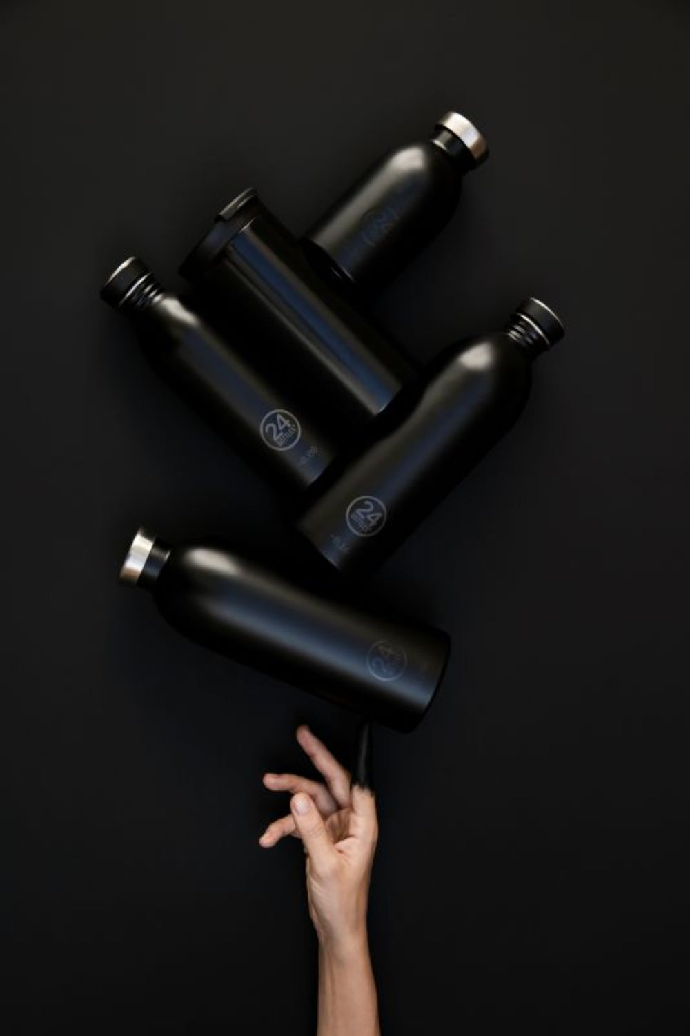 Urban Bottle Stone Tuxedo Black 1 l – lekka, szczelna butelka ze stali nierdzewnej, idealna na co dzień.