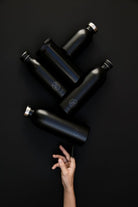 Urban Bottle Stone Tuxedo Black 1 l – lekka, szczelna butelka ze stali nierdzewnej, idealna na co dzień.