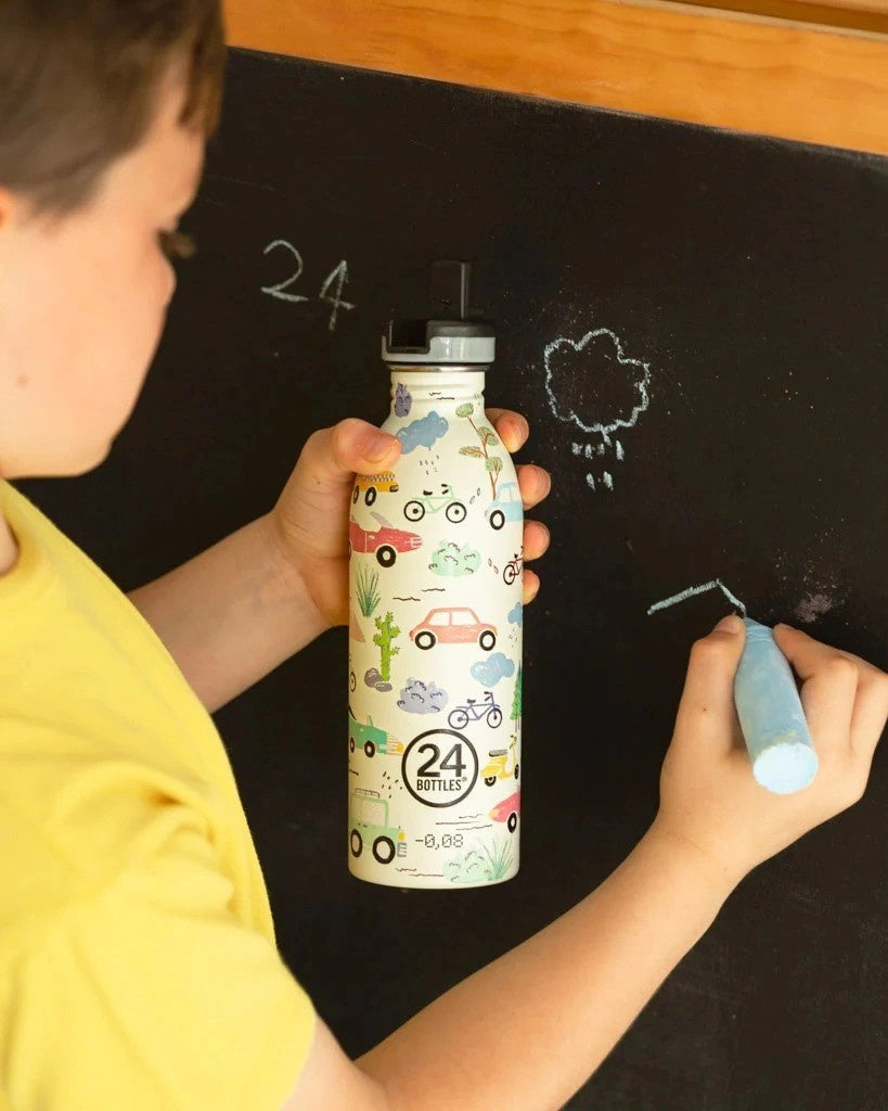 Butelka na wodę dla dzieci 24Bottles Adventure Friends – bezpieczna, lekka i szczelna butelka wielorazowa z matowym wykończeniem, wzór: pojazdy