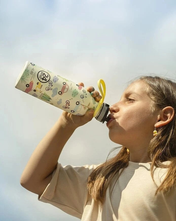 Butelka na wodę dla dzieci 24Bottles Adventure Friends – bezpieczna, lekka i szczelna butelka wielorazowa z matowym wykończeniem, wzór: pojazdy