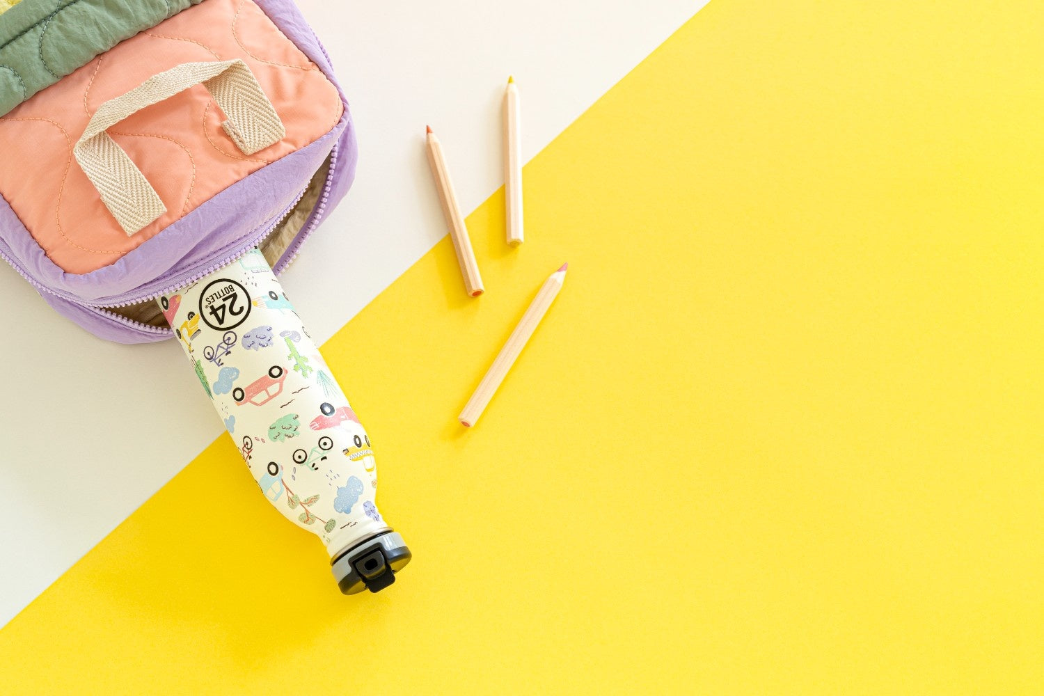 Butelka na wodę dla dzieci 24Bottles Adventure Friends – bezpieczna, lekka i szczelna butelka wielorazowa z matowym wykończeniem, wzór: pojazdy