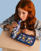 Butelka na wodę dla dzieci 24Bottles Space Friends – bezpieczna, lekka i szczelna butelka wielorazowa z matowym wykończeniem, wzór: kosmos