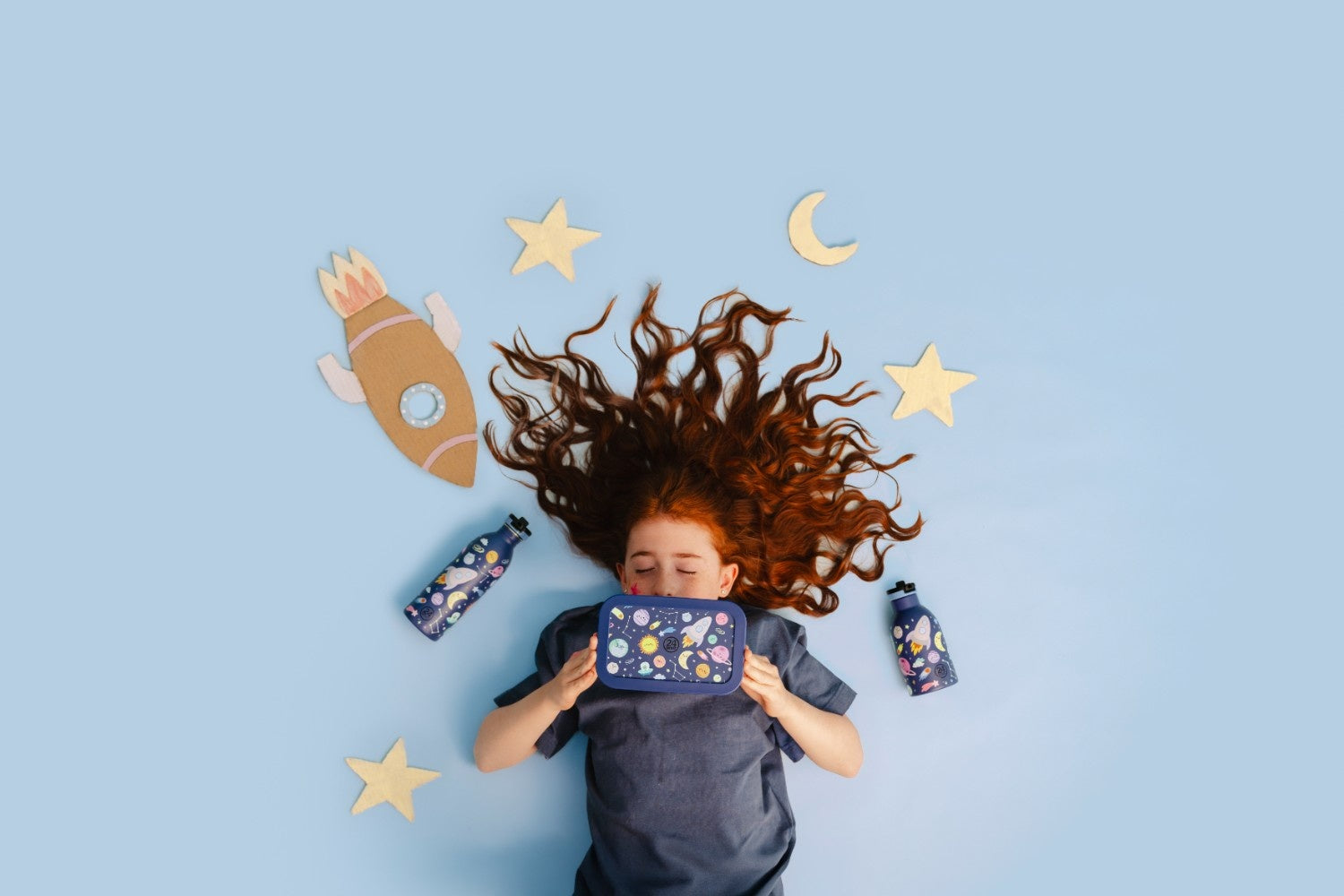 Butelka na wodę dla dzieci 24Bottles Space Friends – bezpieczna, lekka i szczelna butelka wielorazowa z matowym wykończeniem, wzór: kosmos