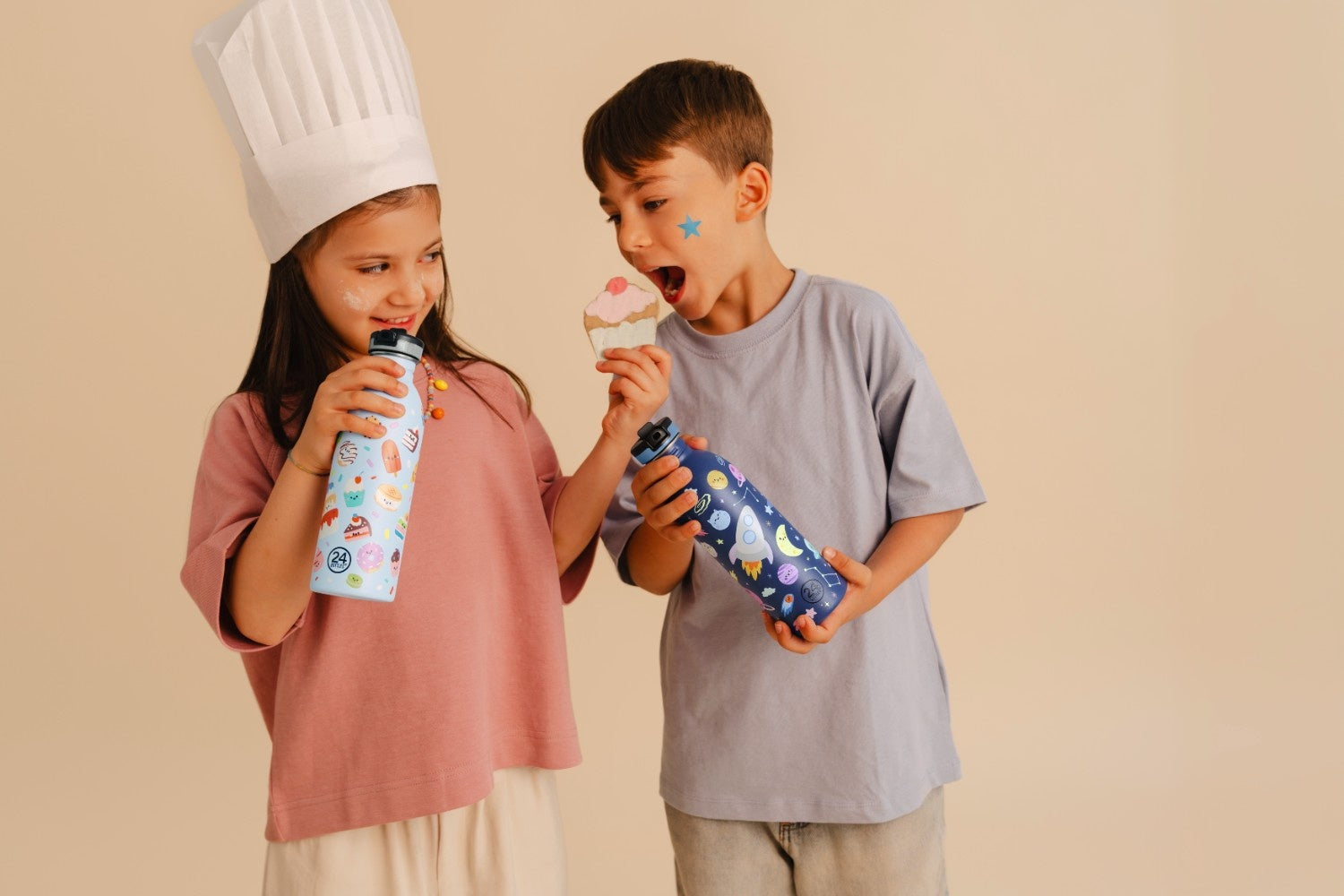 Butelka na wodę dla dzieci 24Bottles Space Friends – bezpieczna, lekka i szczelna butelka wielorazowa z matowym wykończeniem, wzór: kosmos