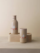 Brązowa butelka termiczna RIG-TIG Moominmammas Tea Party - utrzymuje ciepło do 9 h i zimno do 18 h. Stal nierdzewna, 100% szczelna, wolna od BPA