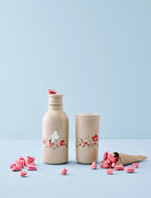 Brązowa butelka termiczna RIG-TIG Moominmammas Tea Party - utrzymuje ciepło do 9 h i zimno do 18 h. Stal nierdzewna, 100% szczelna, wolna od BPA