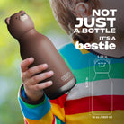Asobu Bestie Bottle Brown Bear – brązowa butelka termiczna 460 ml dla dzieci, uroczy wzór misia, słomka, stal nierdzewna, izolacja termiczna.