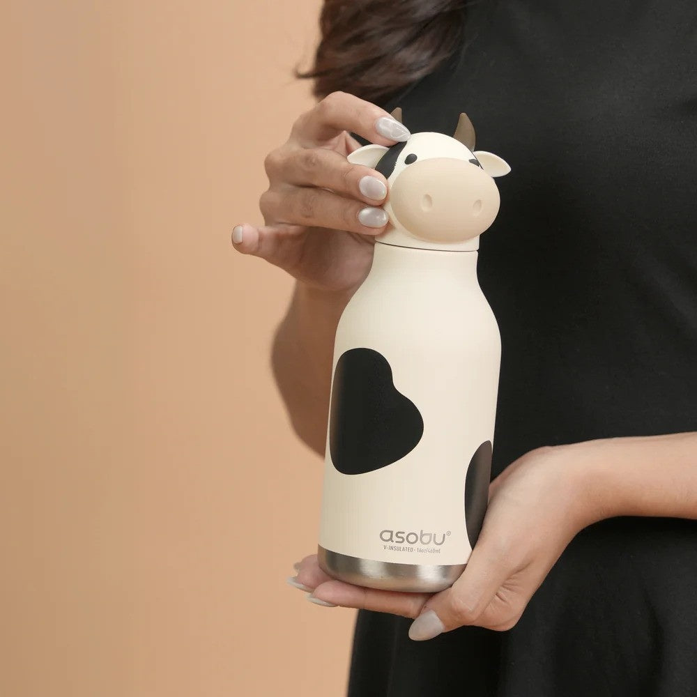 Asobu Bestie Bottle Cow – biało-czarna butelka termiczna 460 ml dla dzieci, uroczy wzór krowy, słomka, stal nierdzewna, izolacja termiczna.
