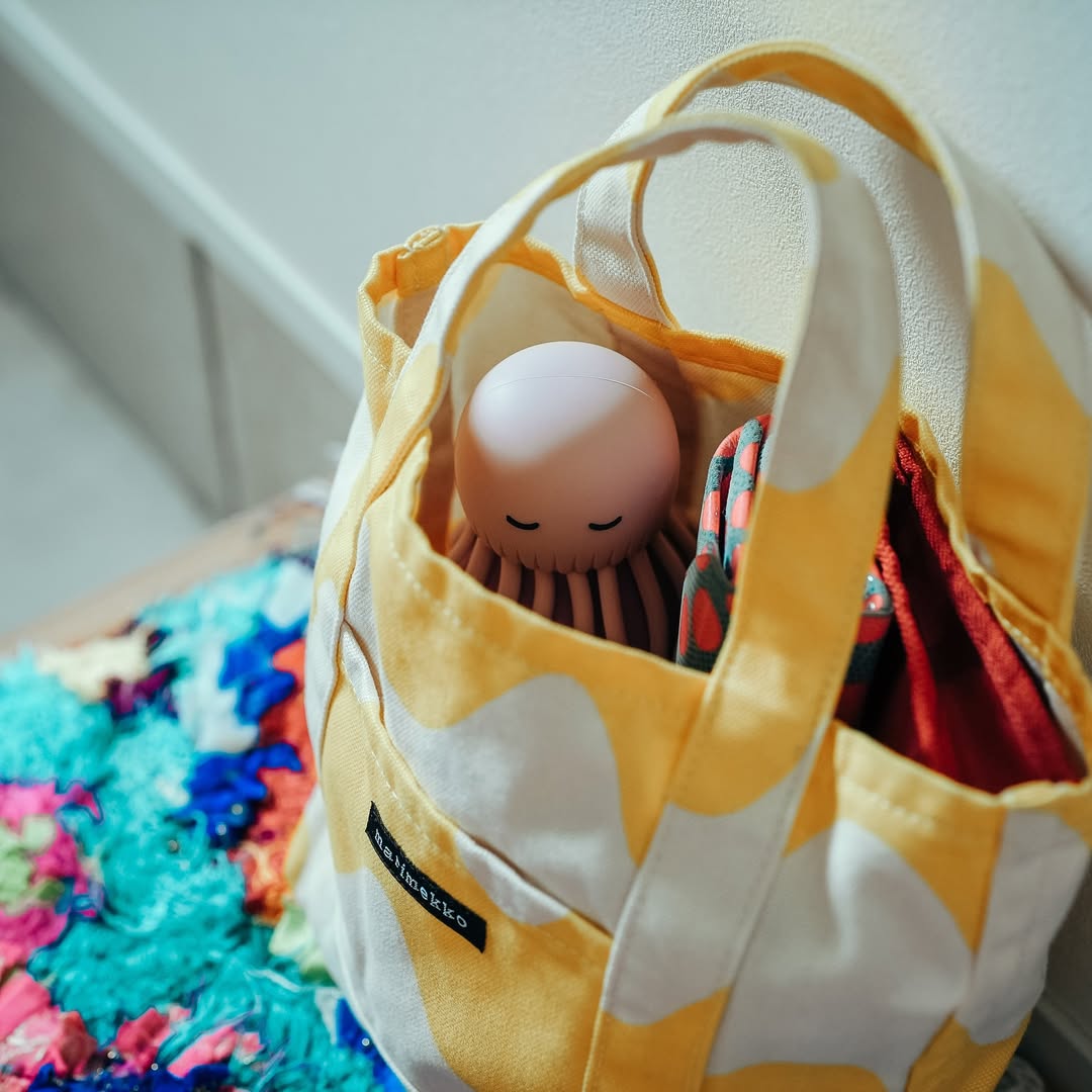 Asobu Bestie Bottle – różowa butelka termiczna 460 ml dla dzieci, uroczy wzór ośmiornicy, słomka, stal nierdzewna, izolacja termiczna.