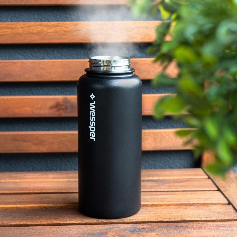 Wessper Thermosteel 1 l czarna – stalowa butelka termiczna, utrzymuje ciepło 12 h, zimno 24 h, 3 zakrętki, szczelna.