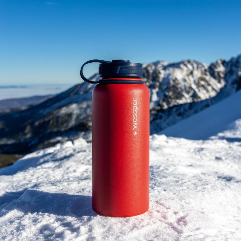 Wessper Thermosteel 1 l czerwona – stalowa butelka termiczna, utrzymuje ciepło 12 h, zimno 24 h, 3 zakrętki, szczelna.