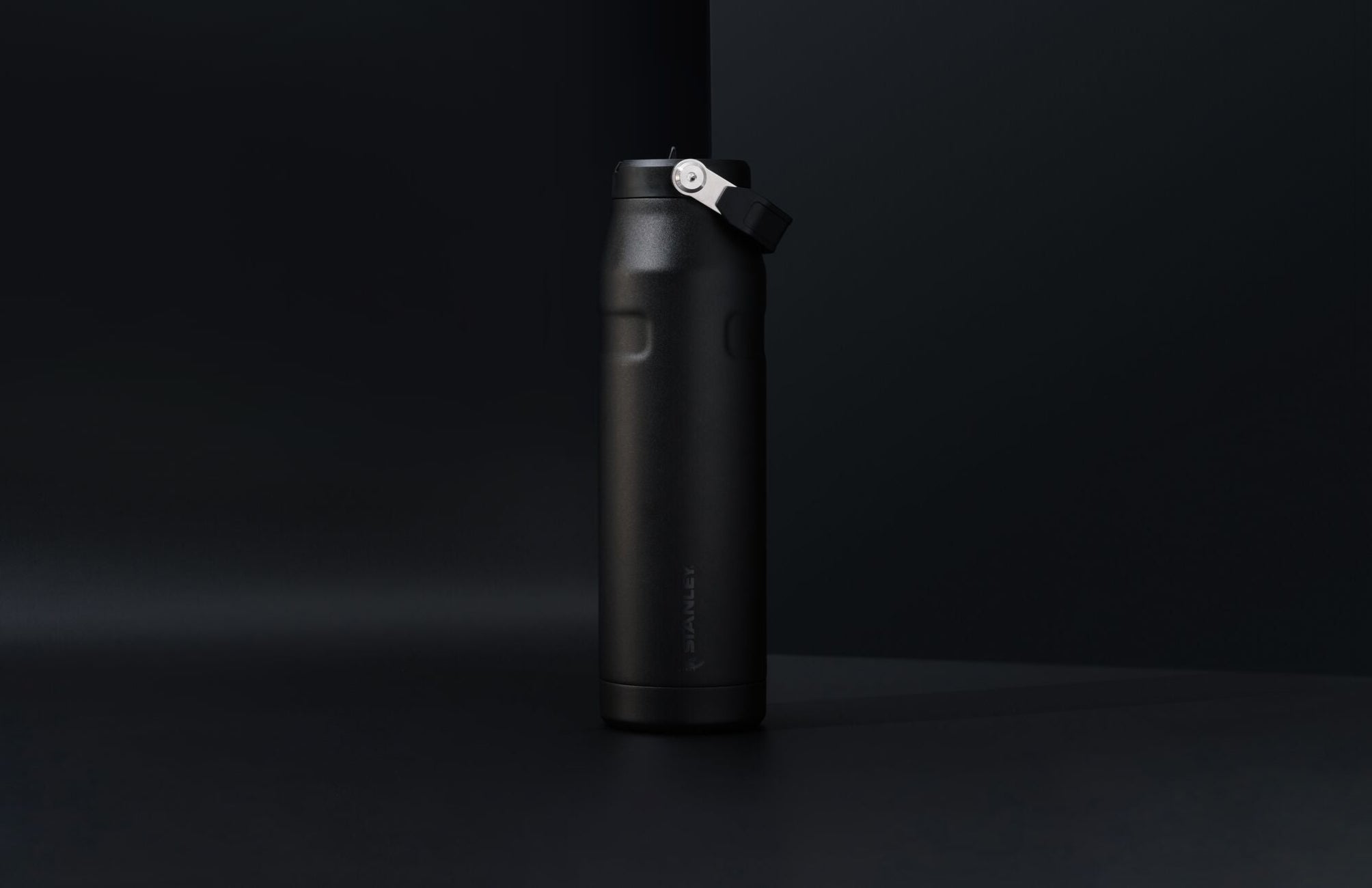 Czarna butelka termiczna Stanley IceFlow™ 1000 ml – szczelny system Flip Straw