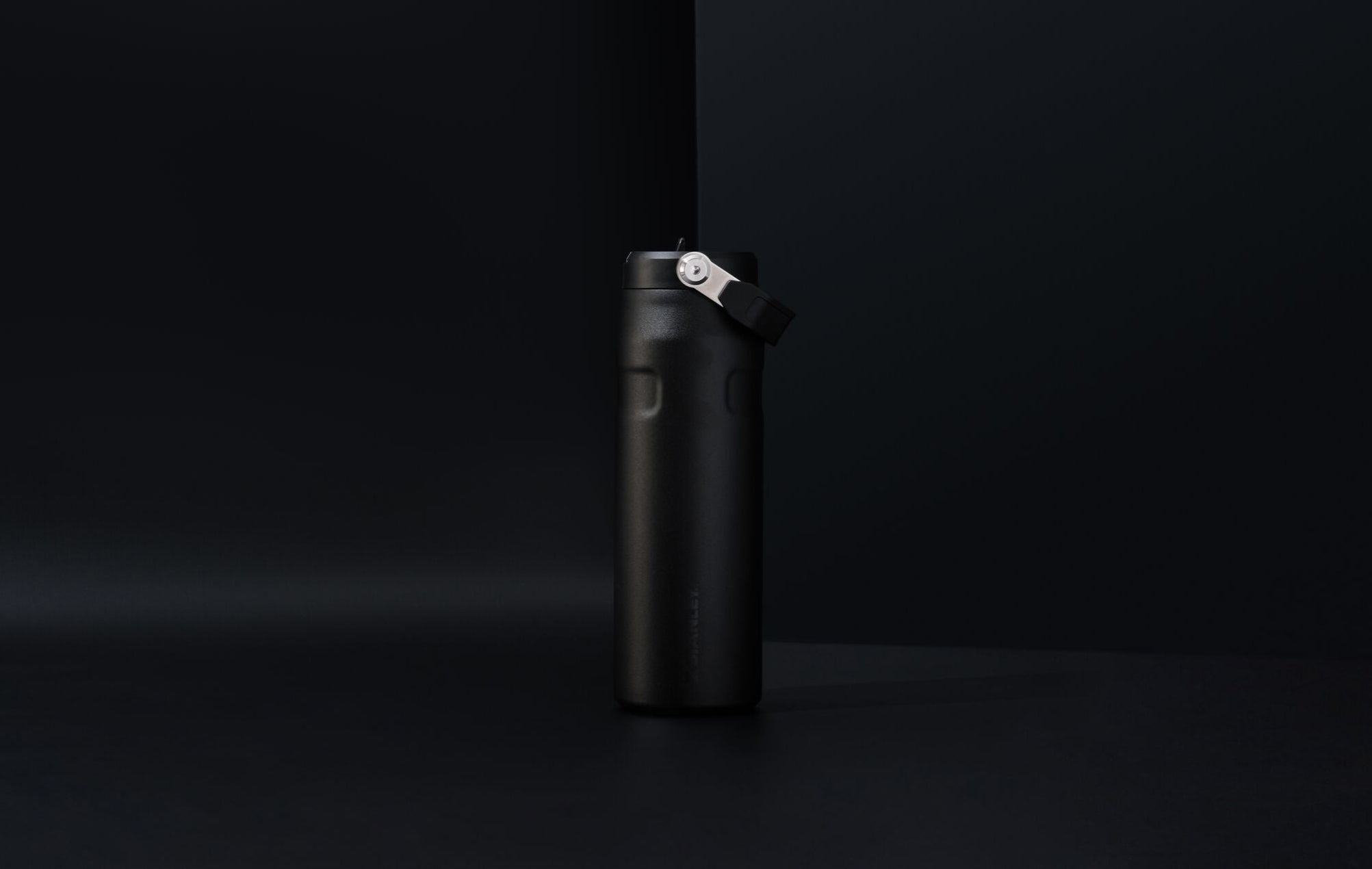 Stanley IceFlow™ Flip Straw – czarna butelka wolna od BPA, można myć w zmywarce