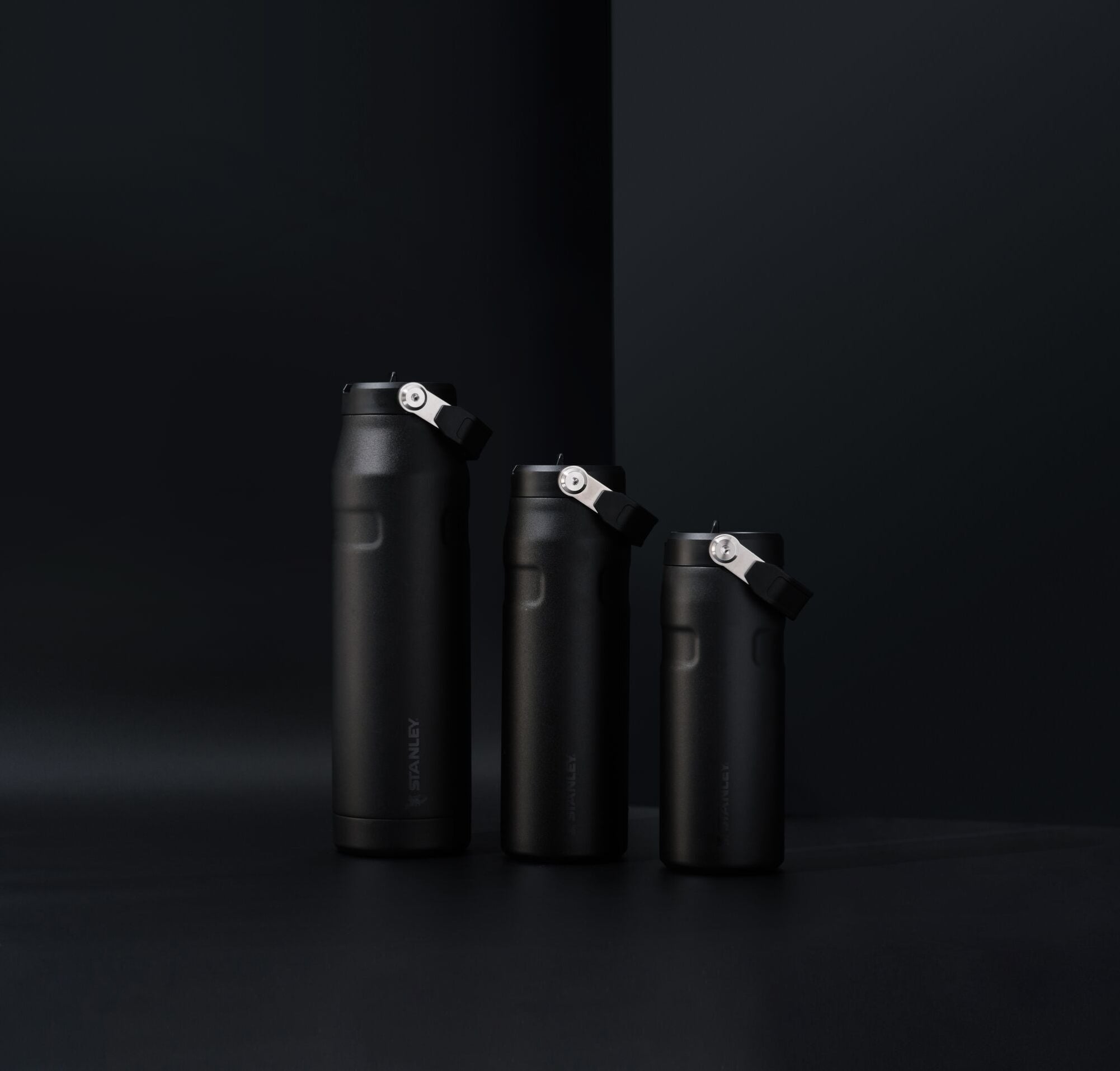 Klasyczna czarna butelka Stanley 1 l – ergonomiczny design z rączką do przenoszenia