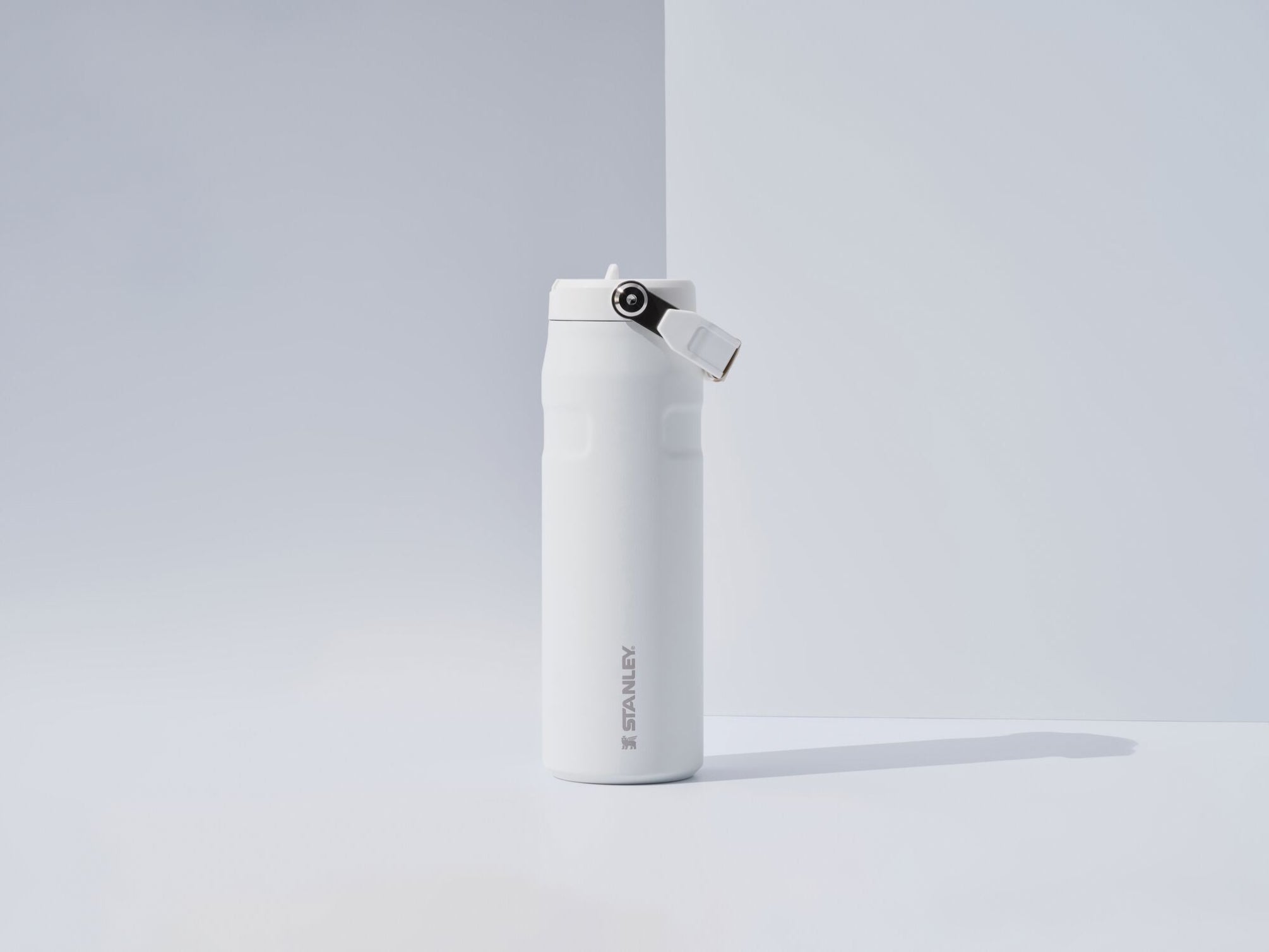 Stanley IceFlow™ Flip Straw 0,7 l – szczelna butelka sportowa w kolorze białym