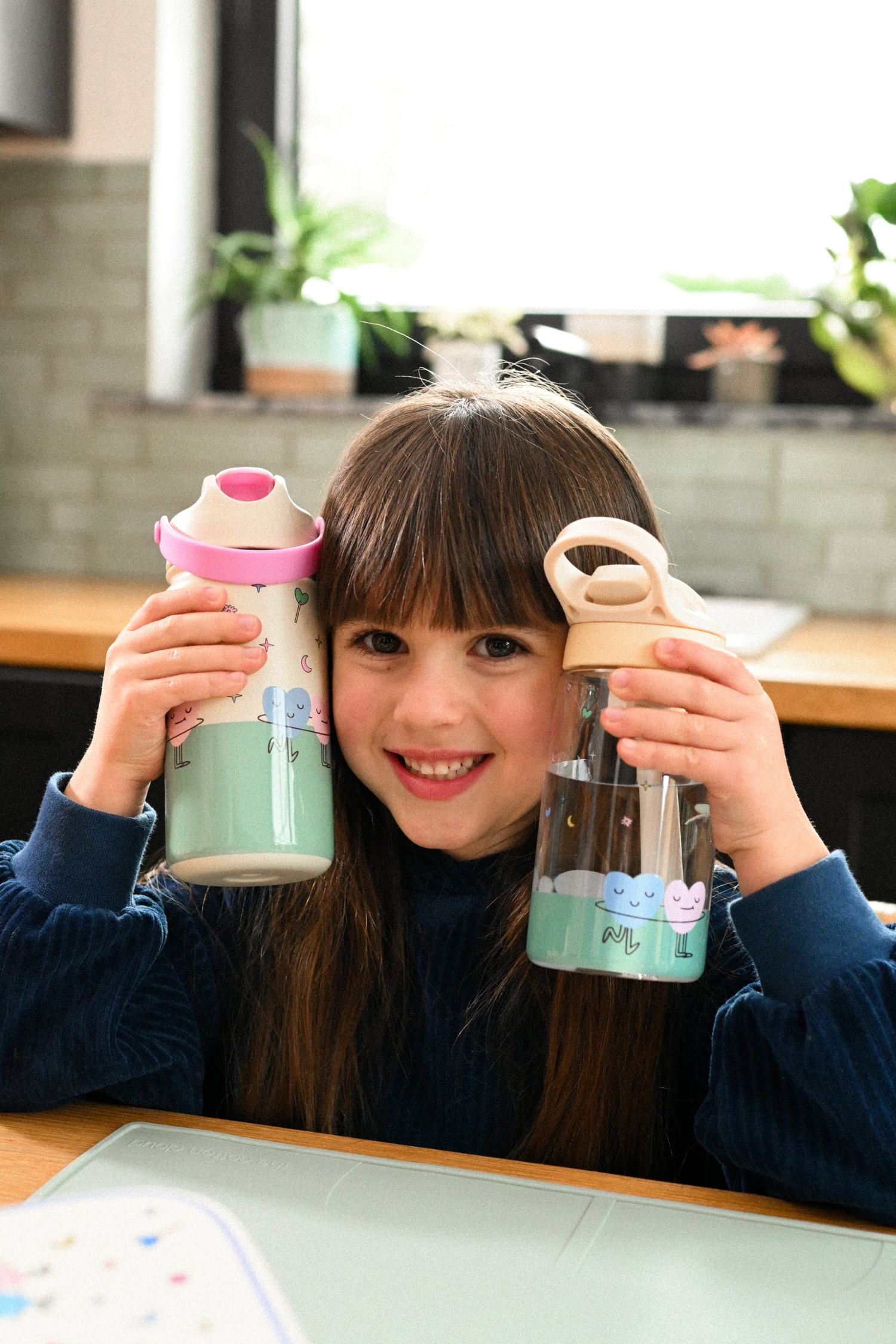 The Cotton Cloud Dancing Hearts 480 ml – bidon dla dzieci, odporny na upadki, lekki i wygodny w użyciu, wzór: serduszka