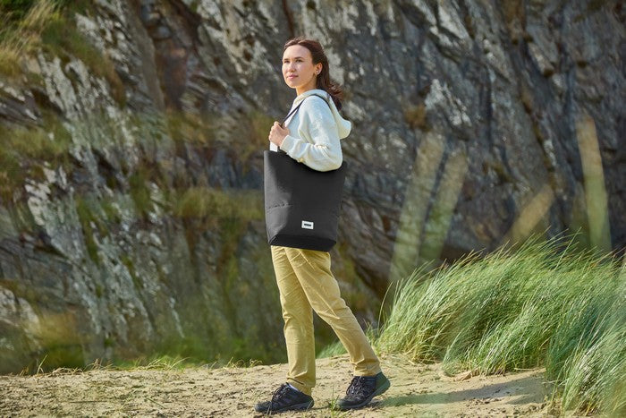 Black+Blum Insulated Tote Bag – czarna torba termiczna na lunch i przekąski, zapinana na zamek, pojemna i elegancka